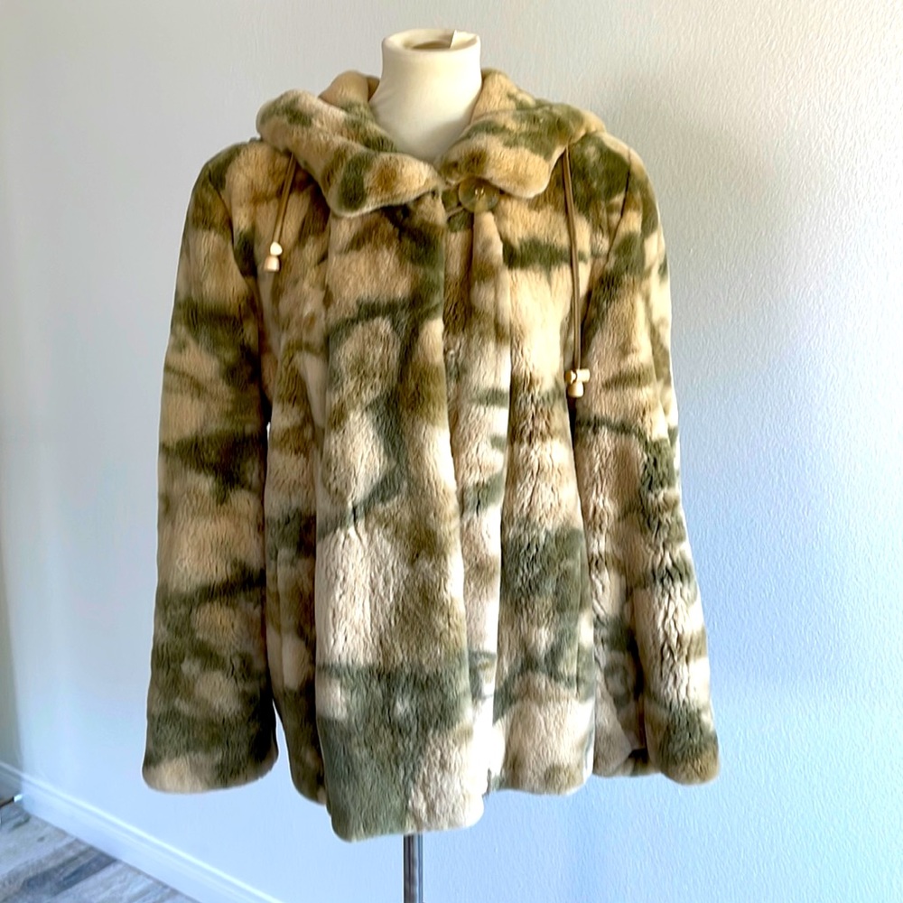 Sergio Soldano green and beige camouflage muskrat fur hooded coat. Size L